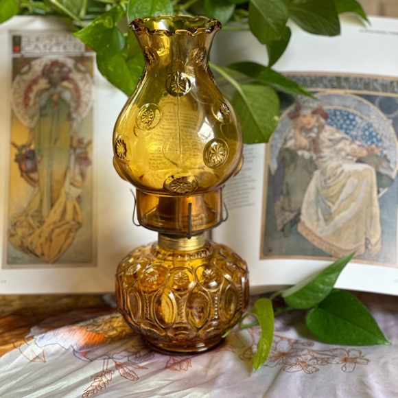 Vintage LE Smith Moon and Stars Amber Glass Oil Lamp - Picture 12 of 17